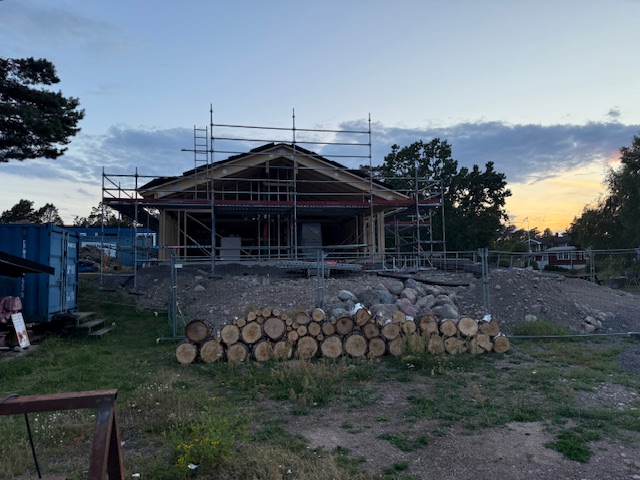 image: Huset har tak och flera väggar